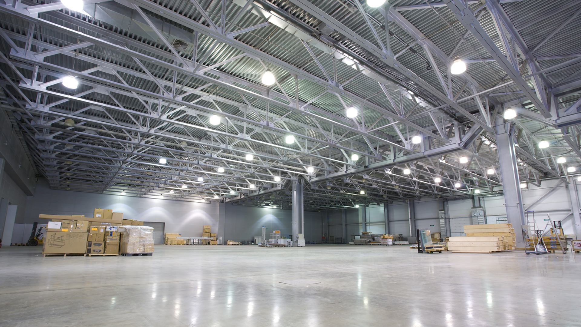 kiado raktár fényképe, kiépített infrastruktúrával rendelkező raktárbázisa a modern kor raktározási követelményeinek megfelelve épült. A 10t / m2 padló terhelhetőség, a 20t függő daru, a 18 C fokig fűthető 5000 m2 raktárfelület